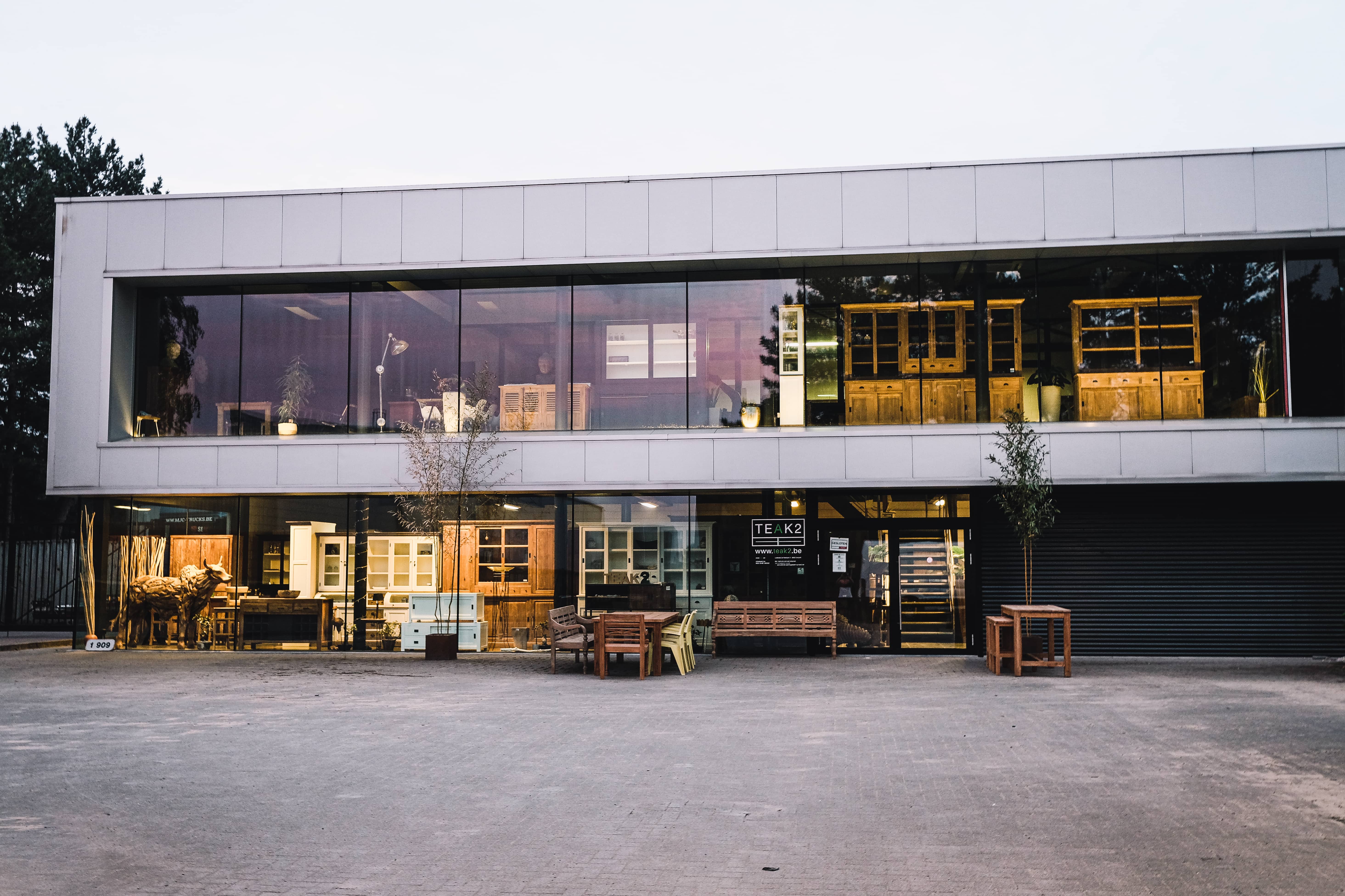 Meubelwinkel TEAK2 - Moderne en landelijke meubelen in wit of teak, ambachtelijk gemaakt in Indonesië.