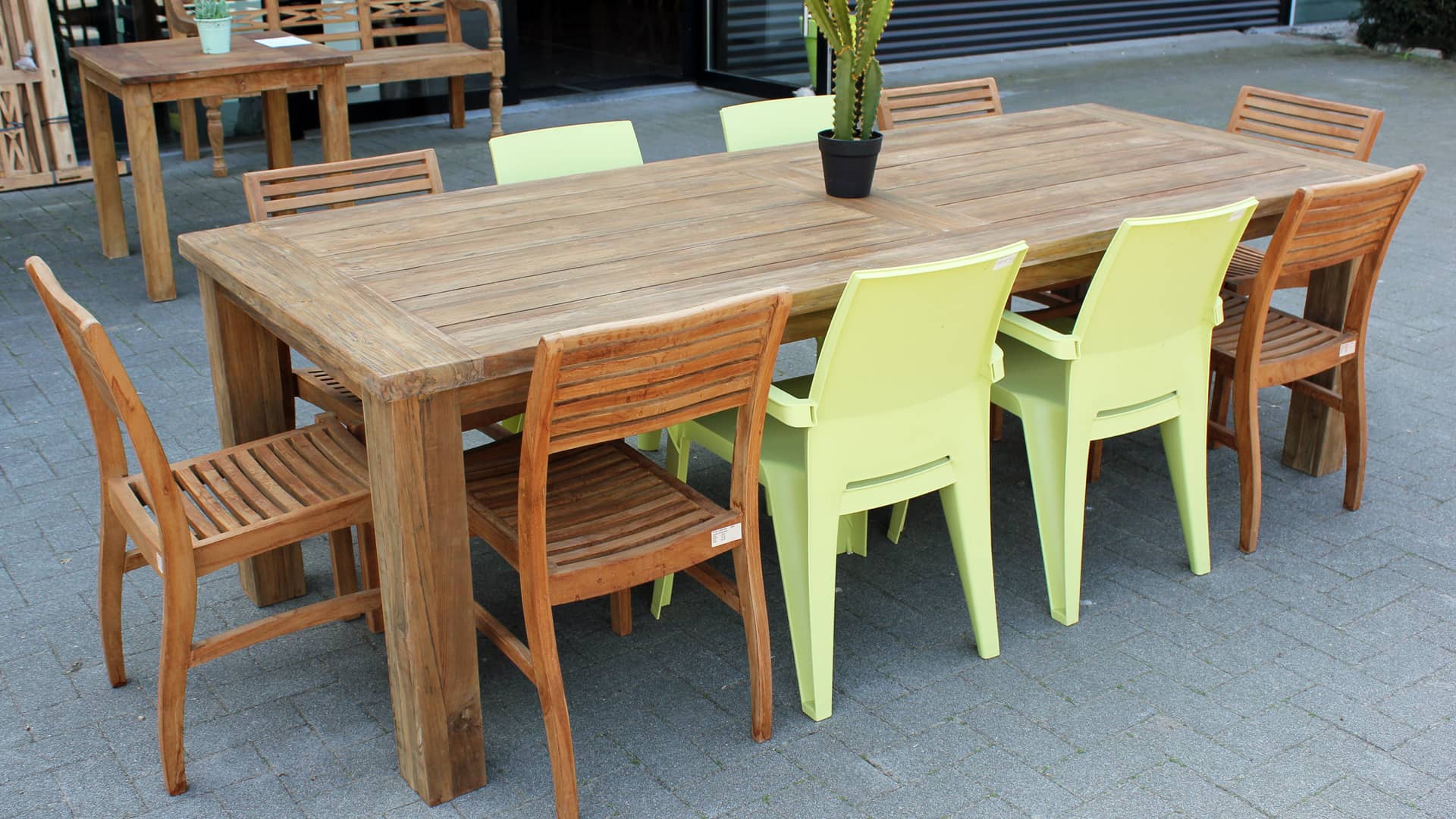 Teakhouten tuintafel in oud teak met kopregel, teakhouten tuinstoelen.