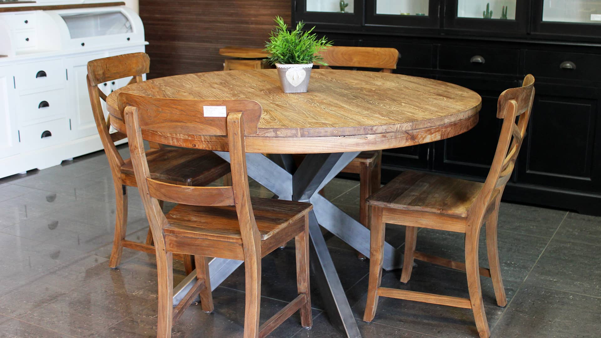 Landelijke ronde tafel met metalen onderstel en teakhouten blad.