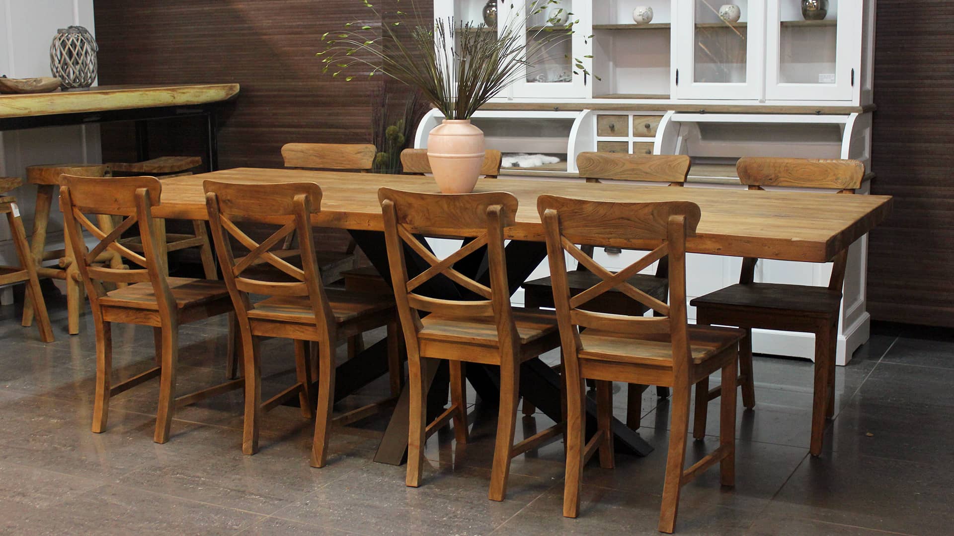 Landelijke eettafel met moderne metalen poot, teak blad massief.