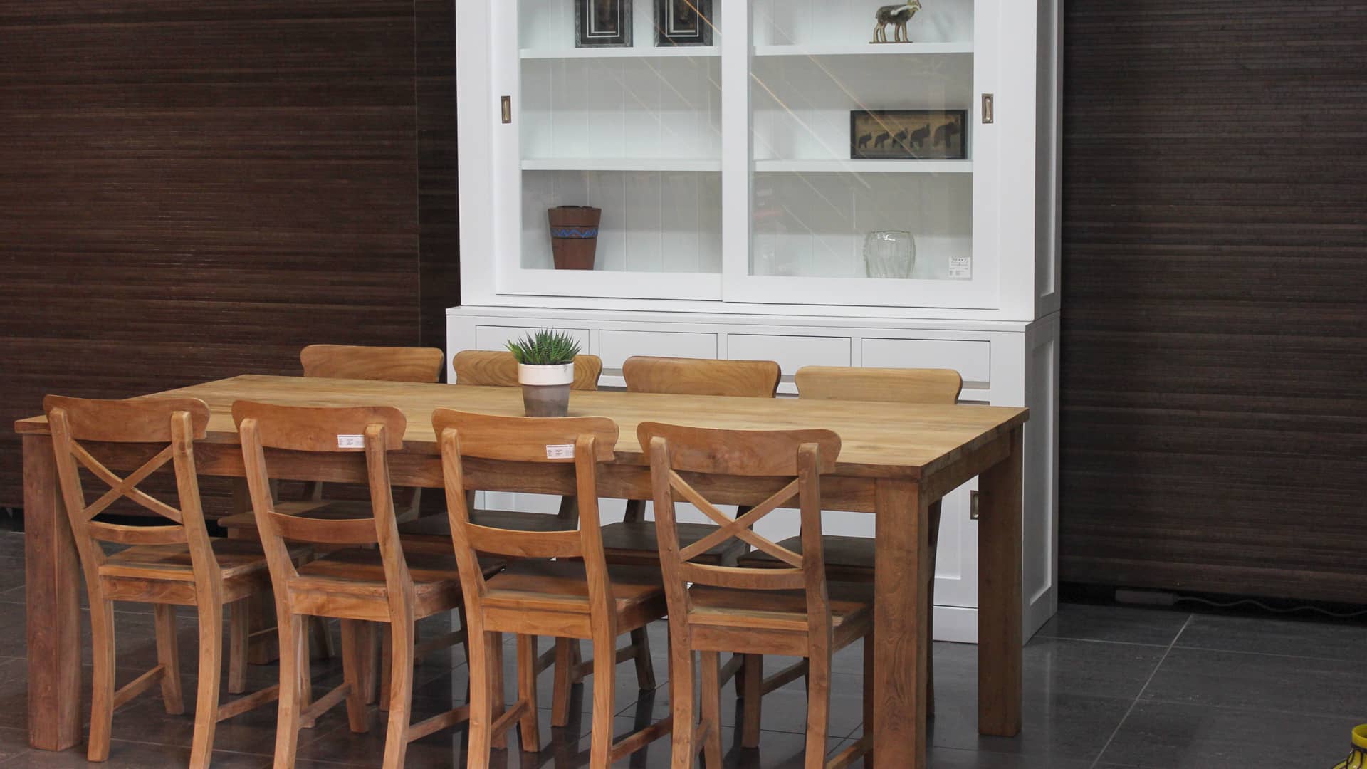 Landelijke keukentafel in glad teakhout.