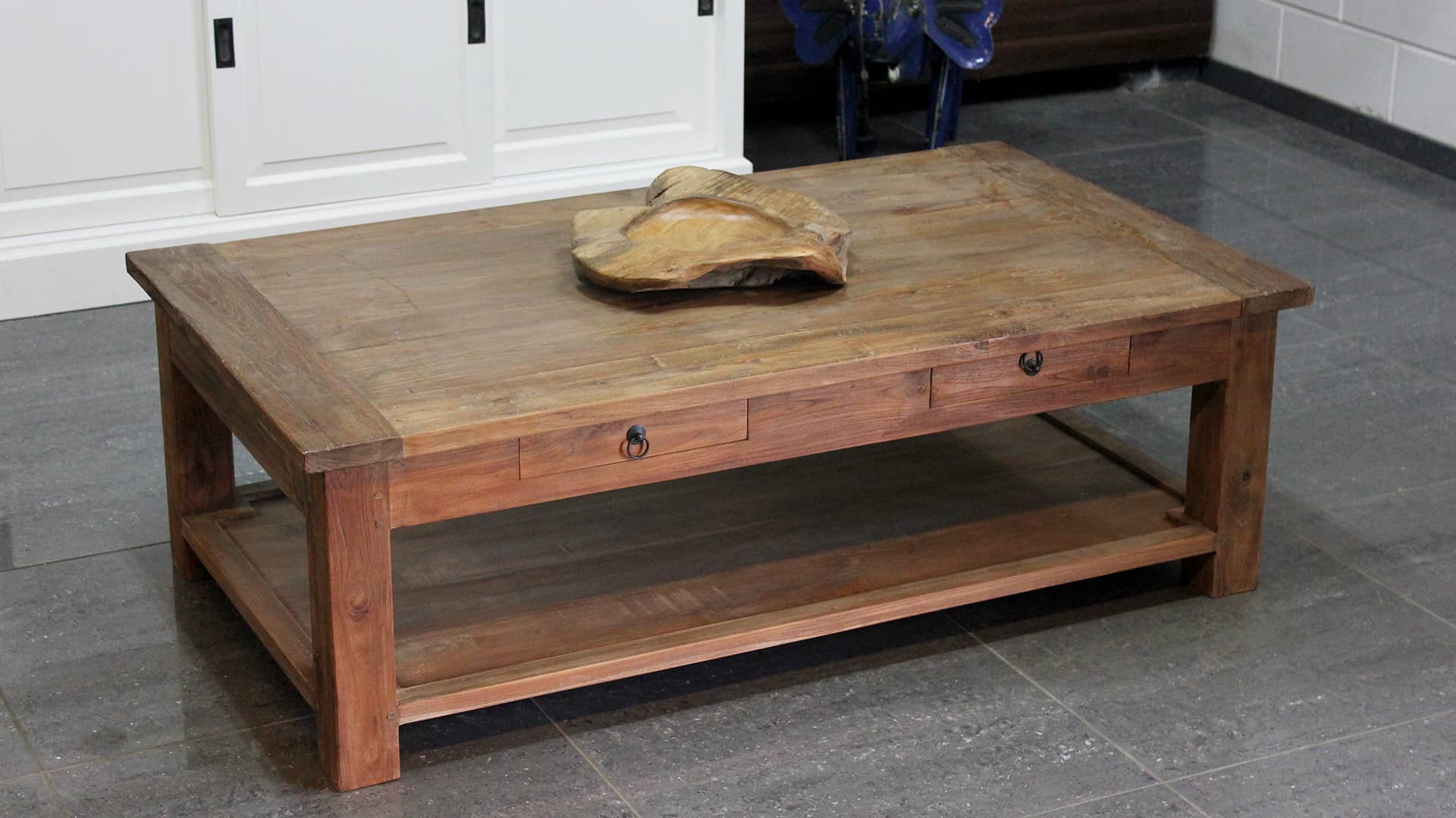 Salontafel landelijk en in teakhout, met onderplateau.