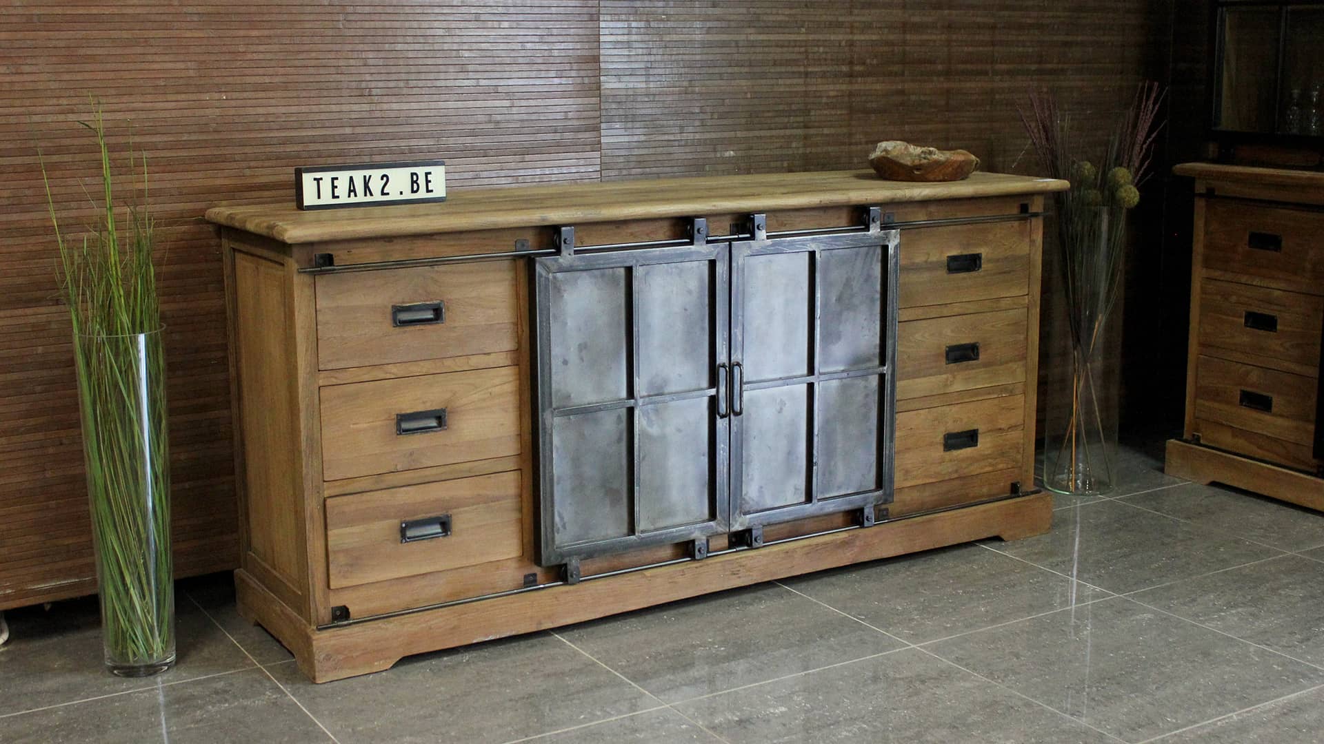 Teak dressoir landelijke stijl met metalen schuifdeuren.