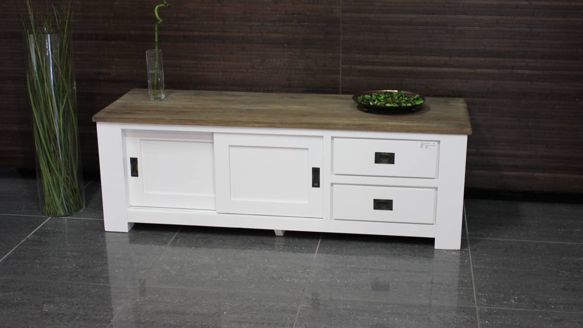 Wit landelijk Tv-meubel met teakhout.