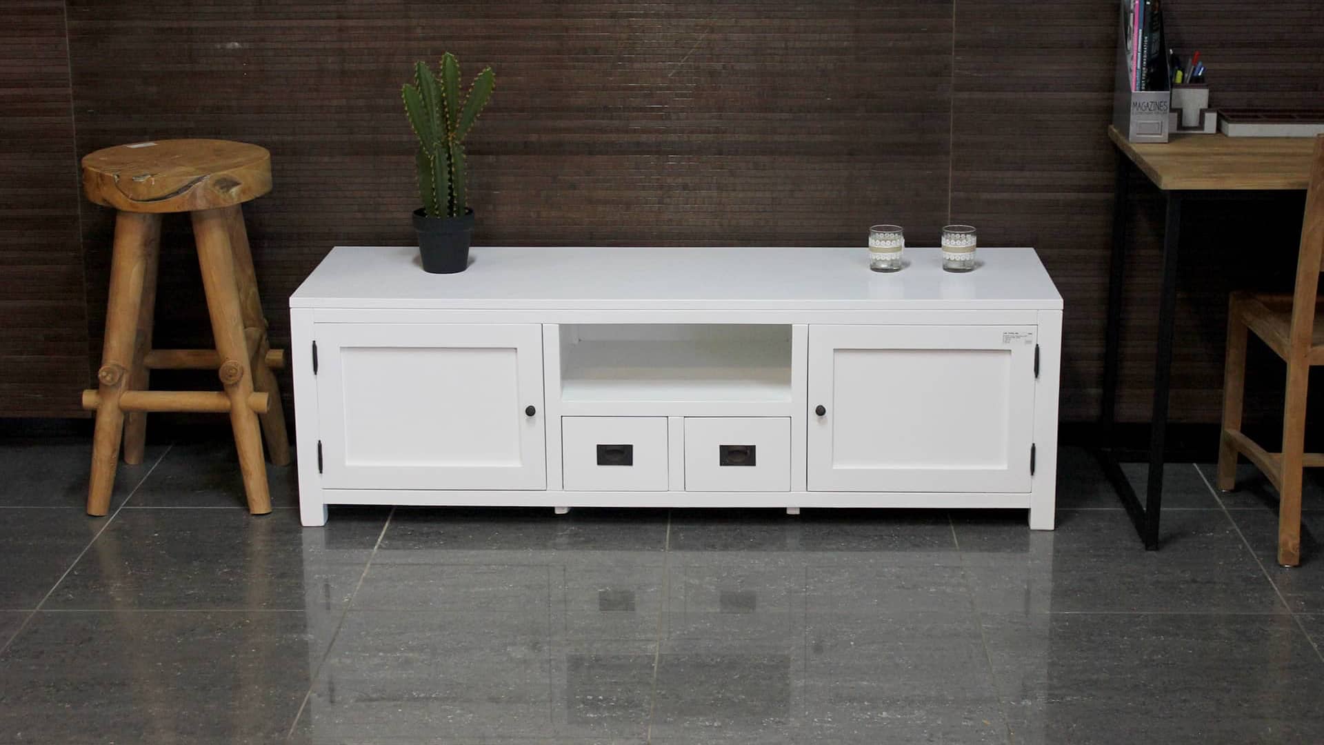 Wit authentiek Tv-meubel, prachtig in landelijk interieur.