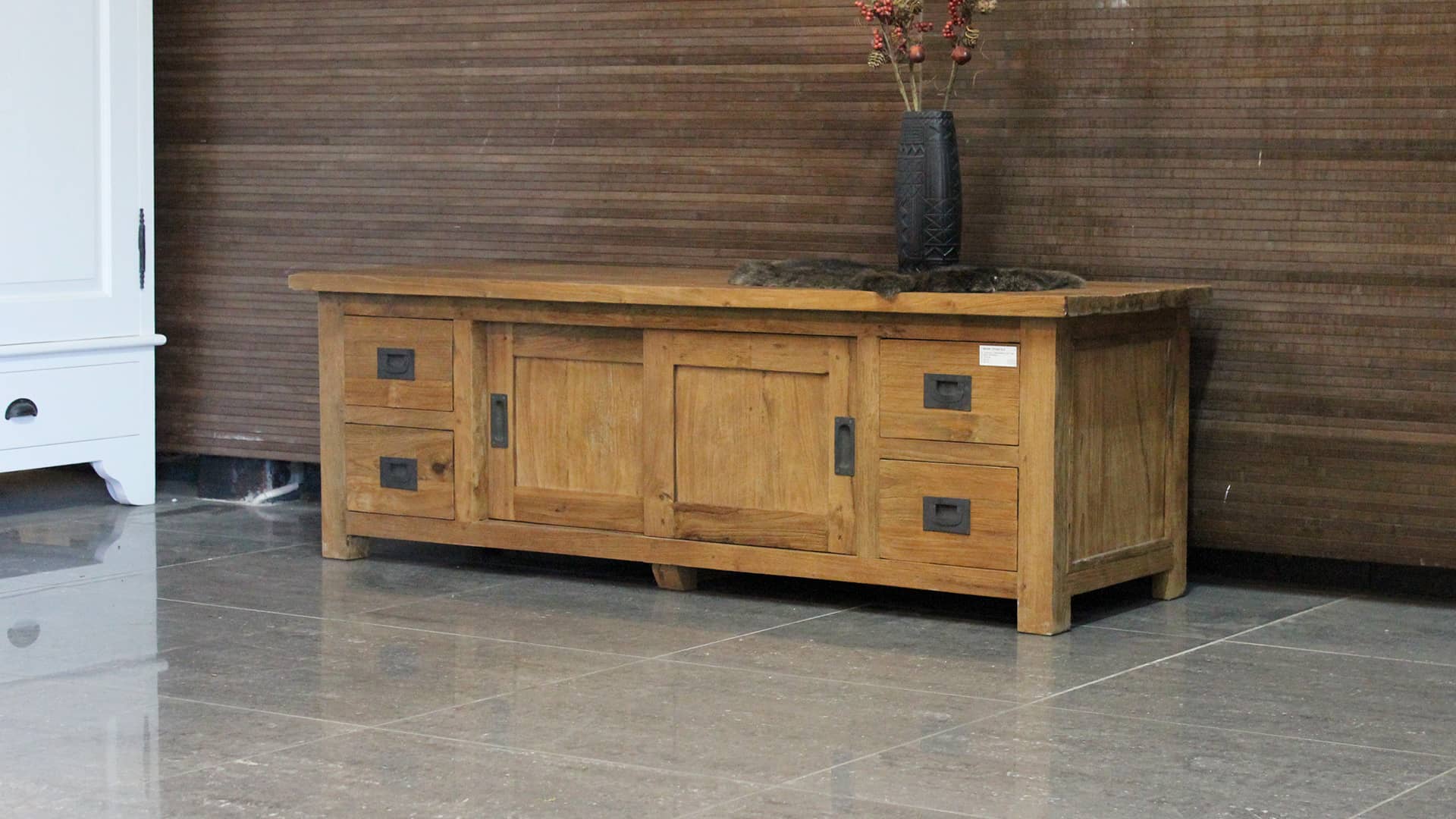 Geborsteld oud teakhouten Tv-meubel in landelijke stijl.