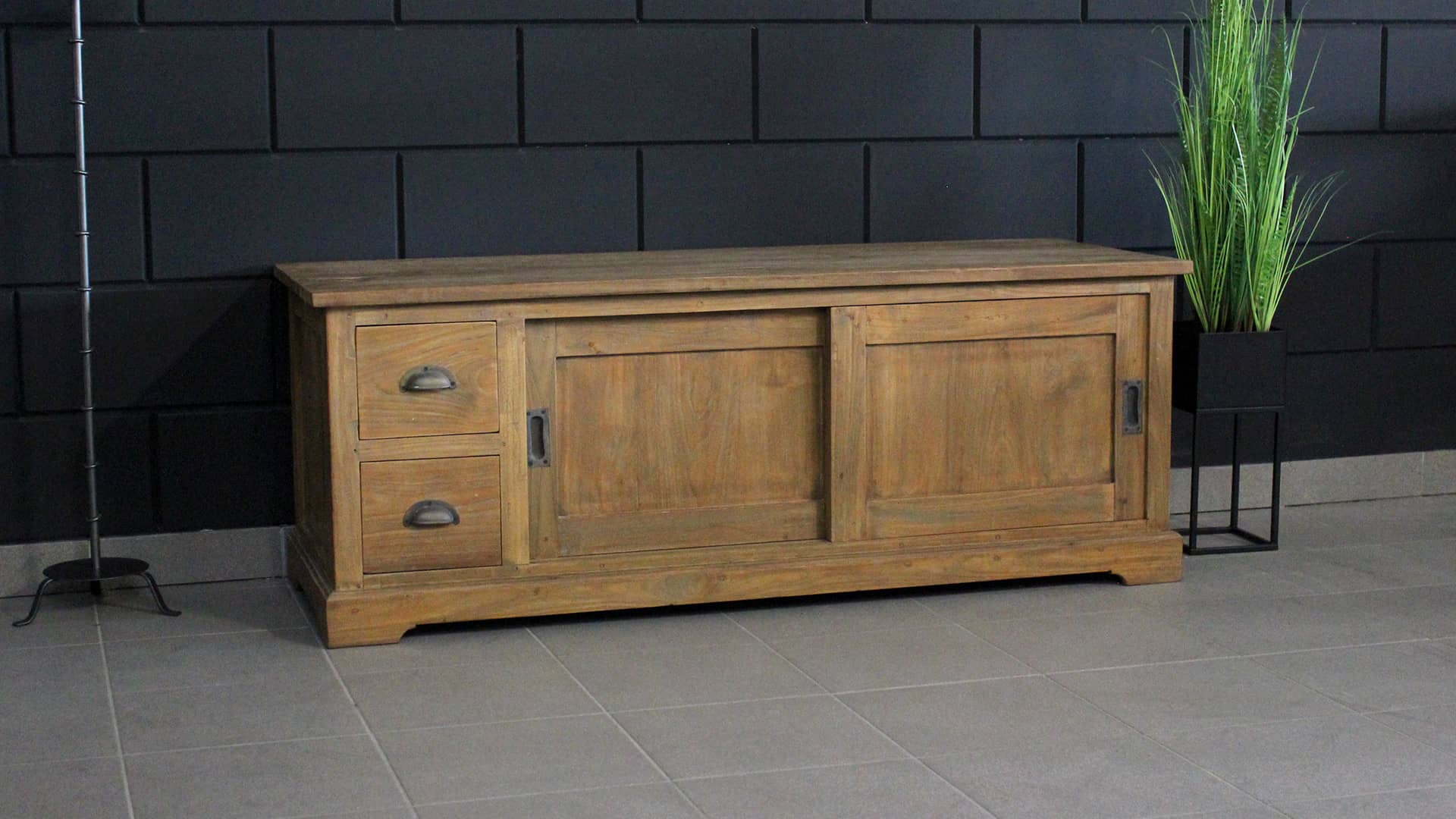 Oud teakhouten Tv-meubel in landelijke stijl.