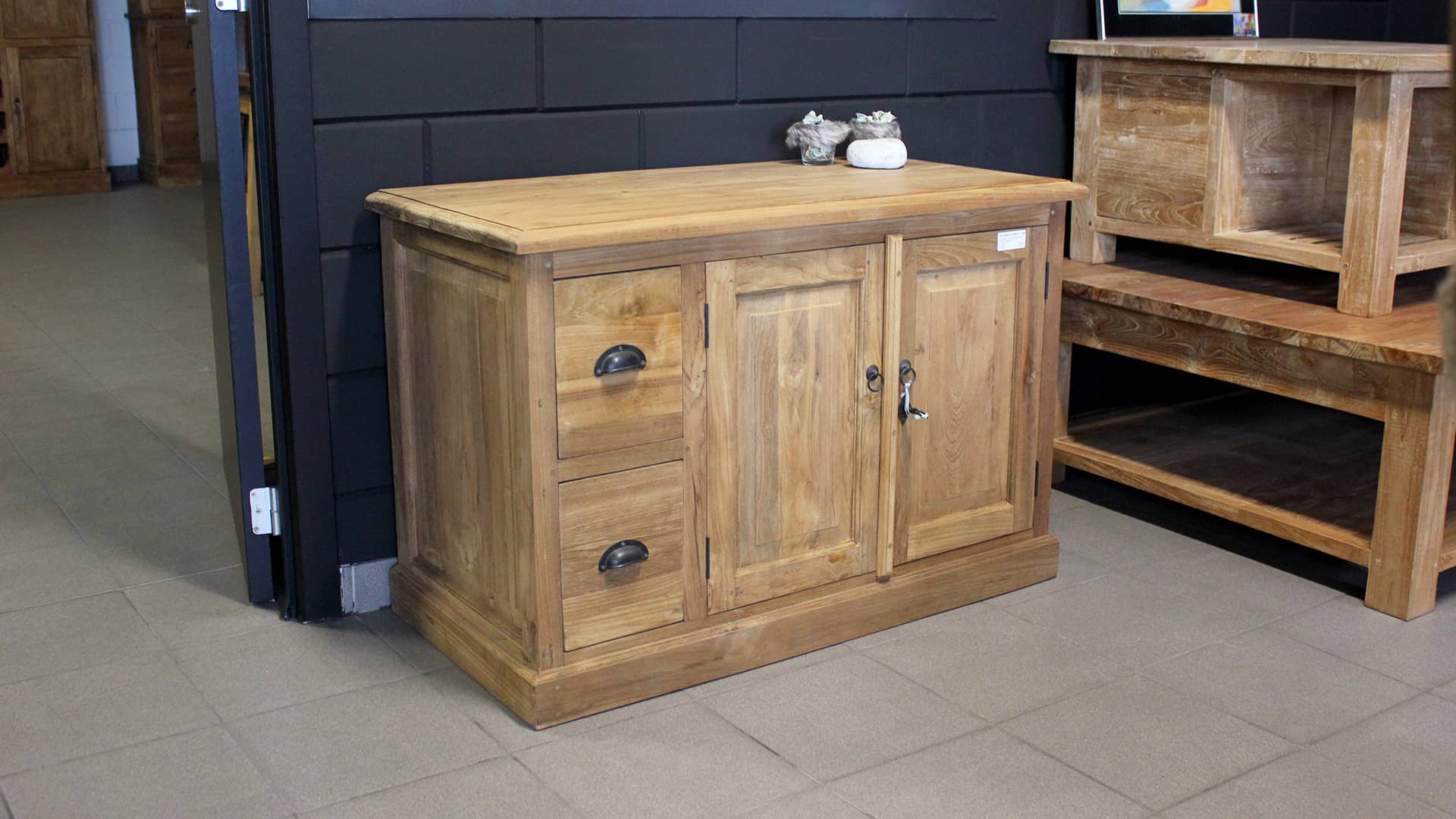 Smal en hoog houten Tv-meubel in landelijke stijl.