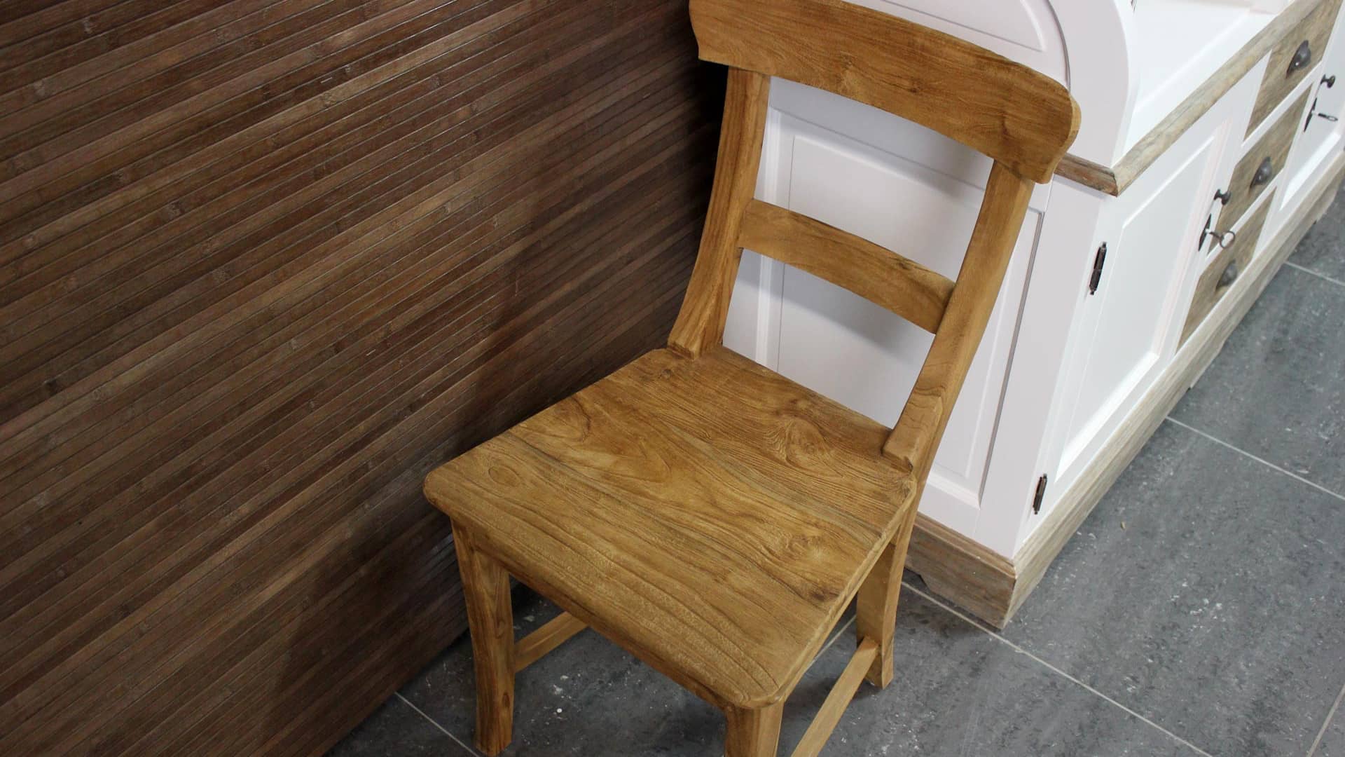 Landelijke oud teakhouten eetkamerstoel.