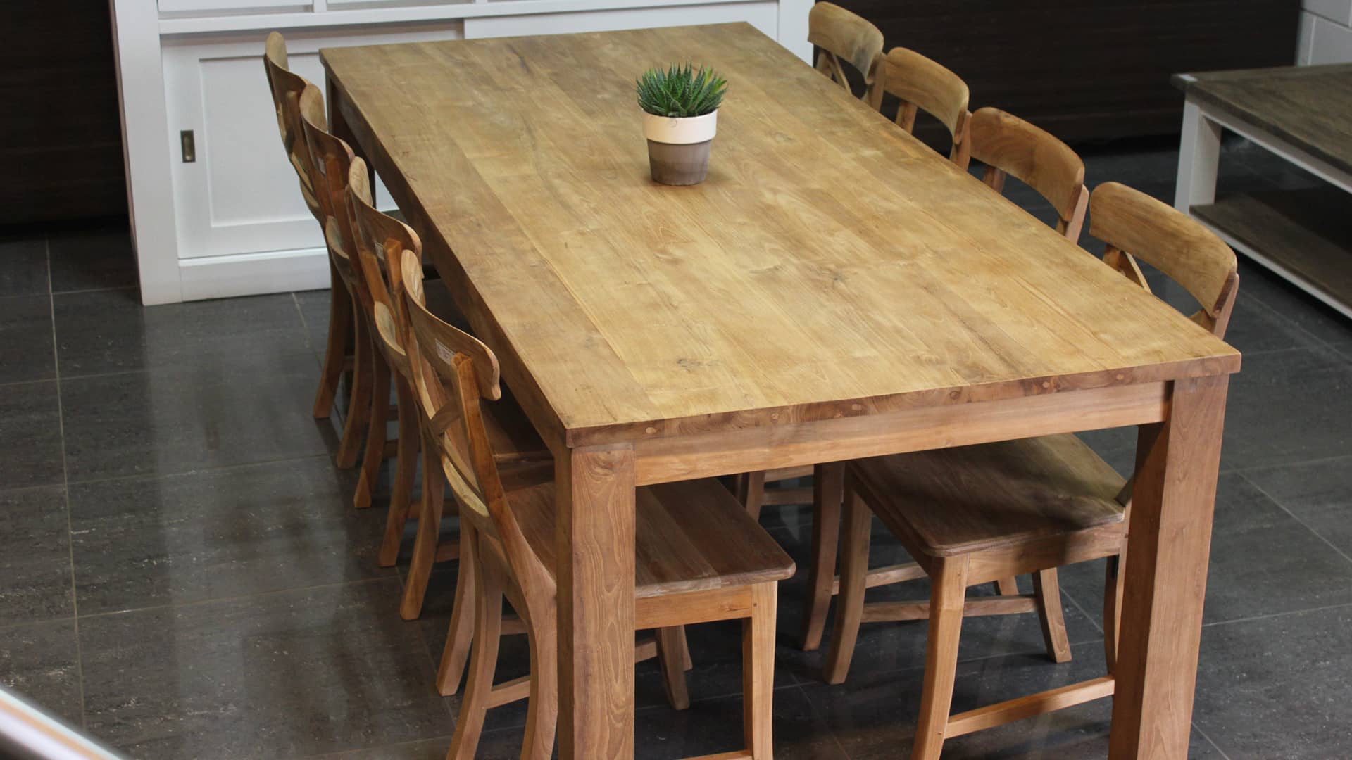 Glad teakhouten stoelen met rugleuning en moderne teak tafel.