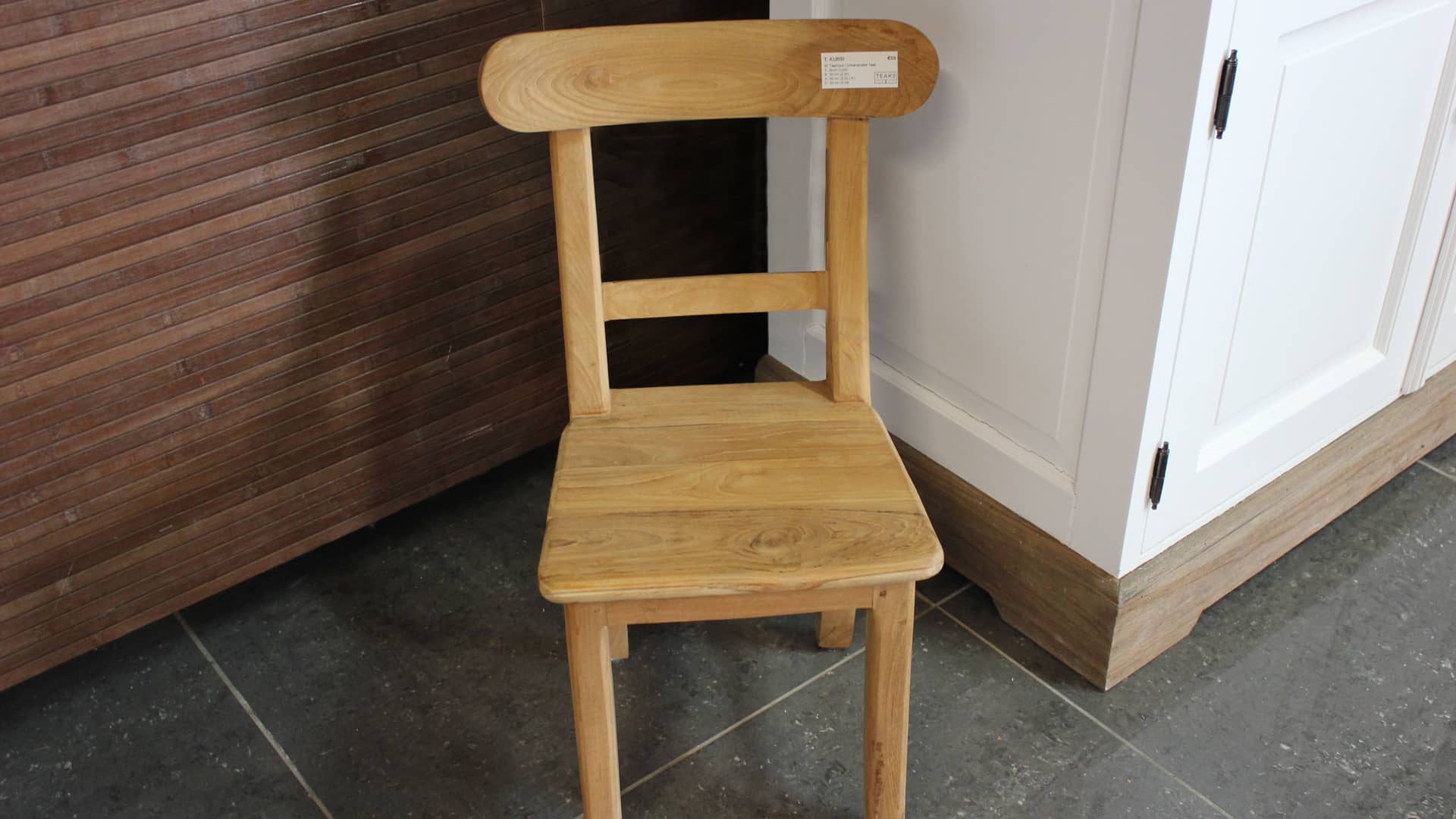 Landelijke kleine houten kinderstoel.