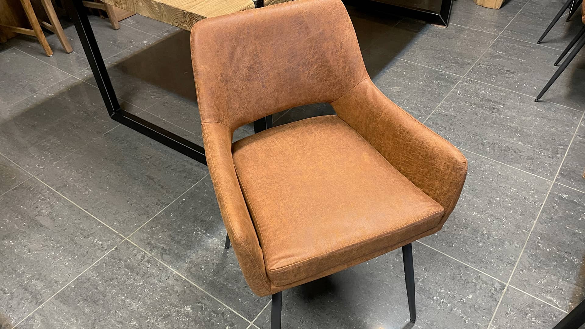 Eetkamerstoel in ECO-leder, kuipstoel.