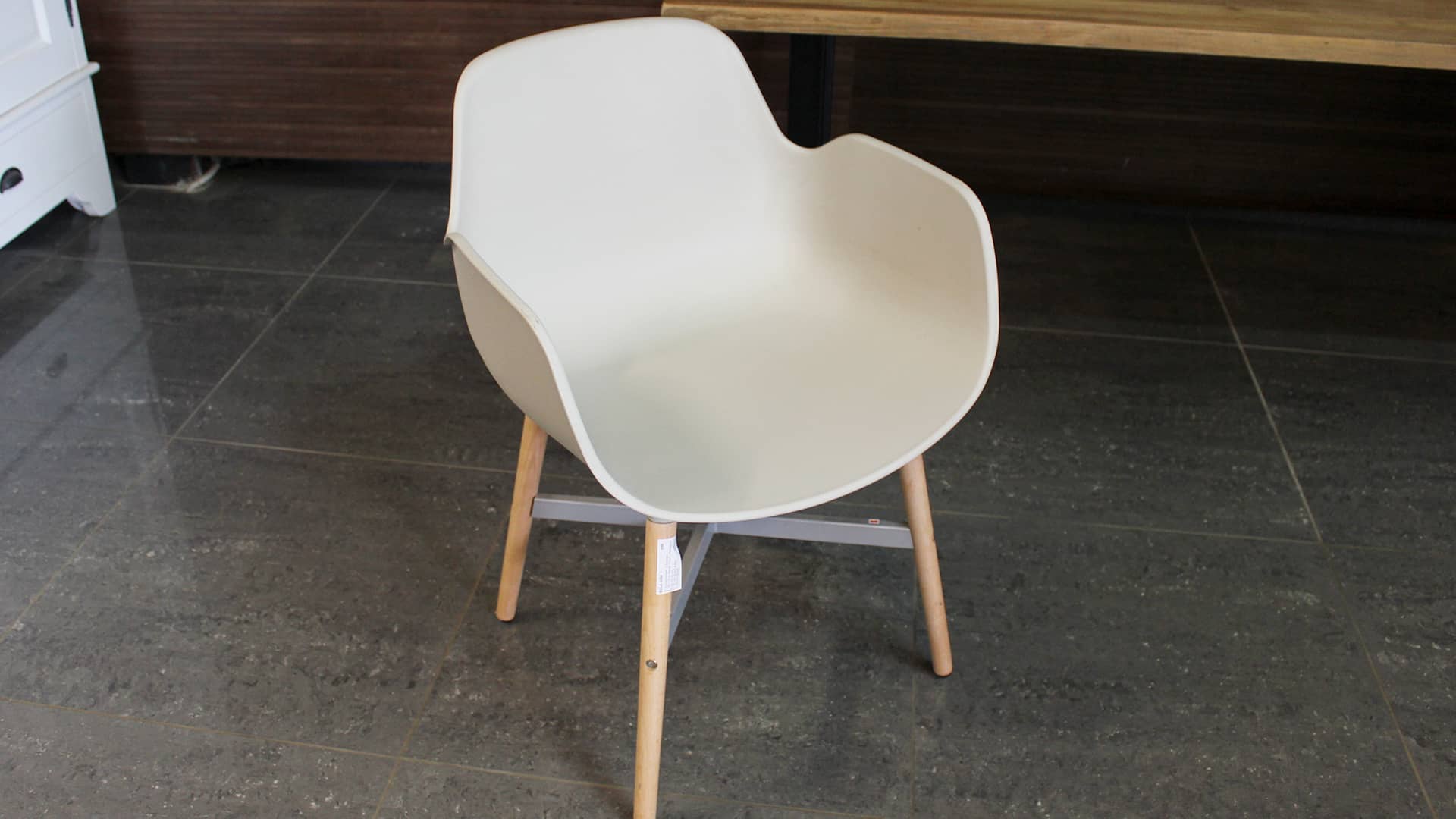 Kuipstoel design met houten poten.