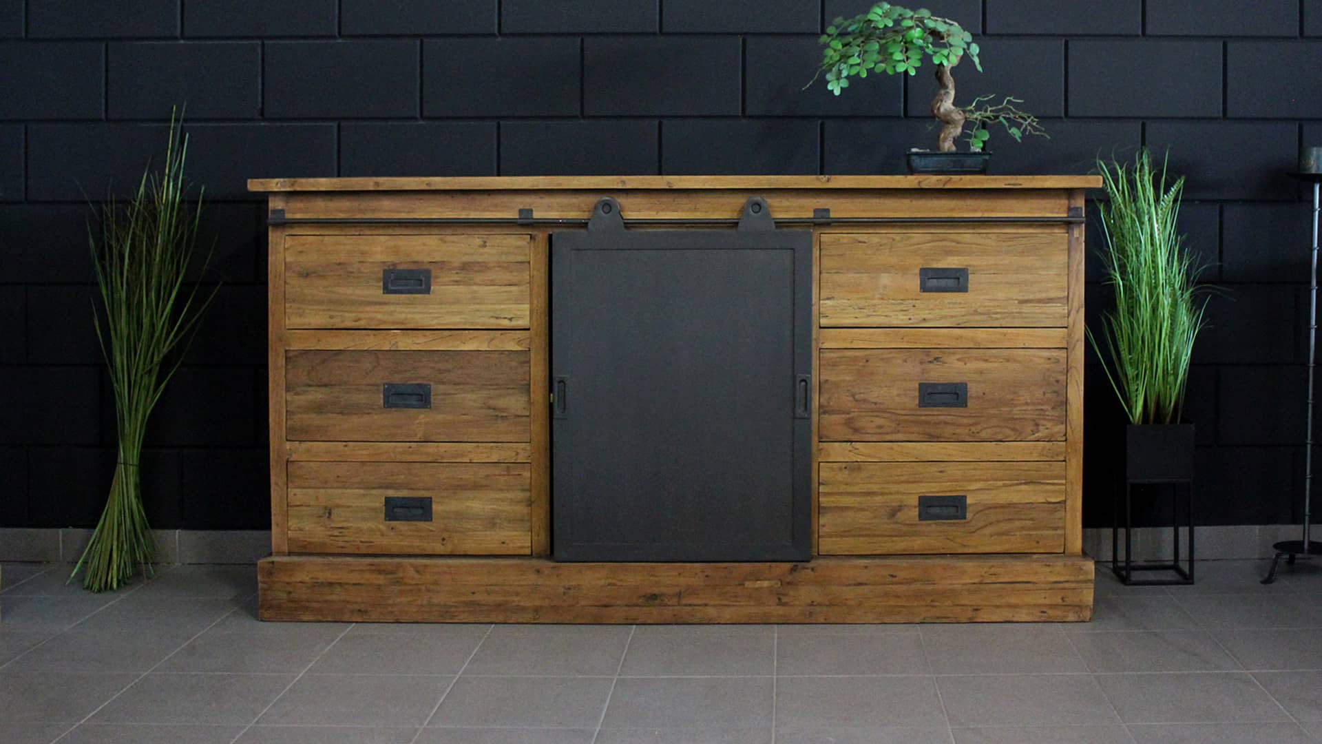 Landelijk teakhouten dressoir met metalen accenten, industriële look.