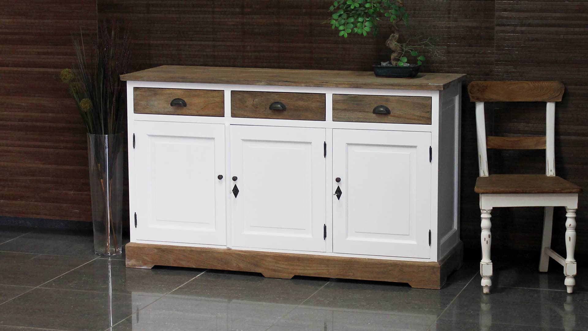 Wit landelijk dressoir met teakhouten accenten.