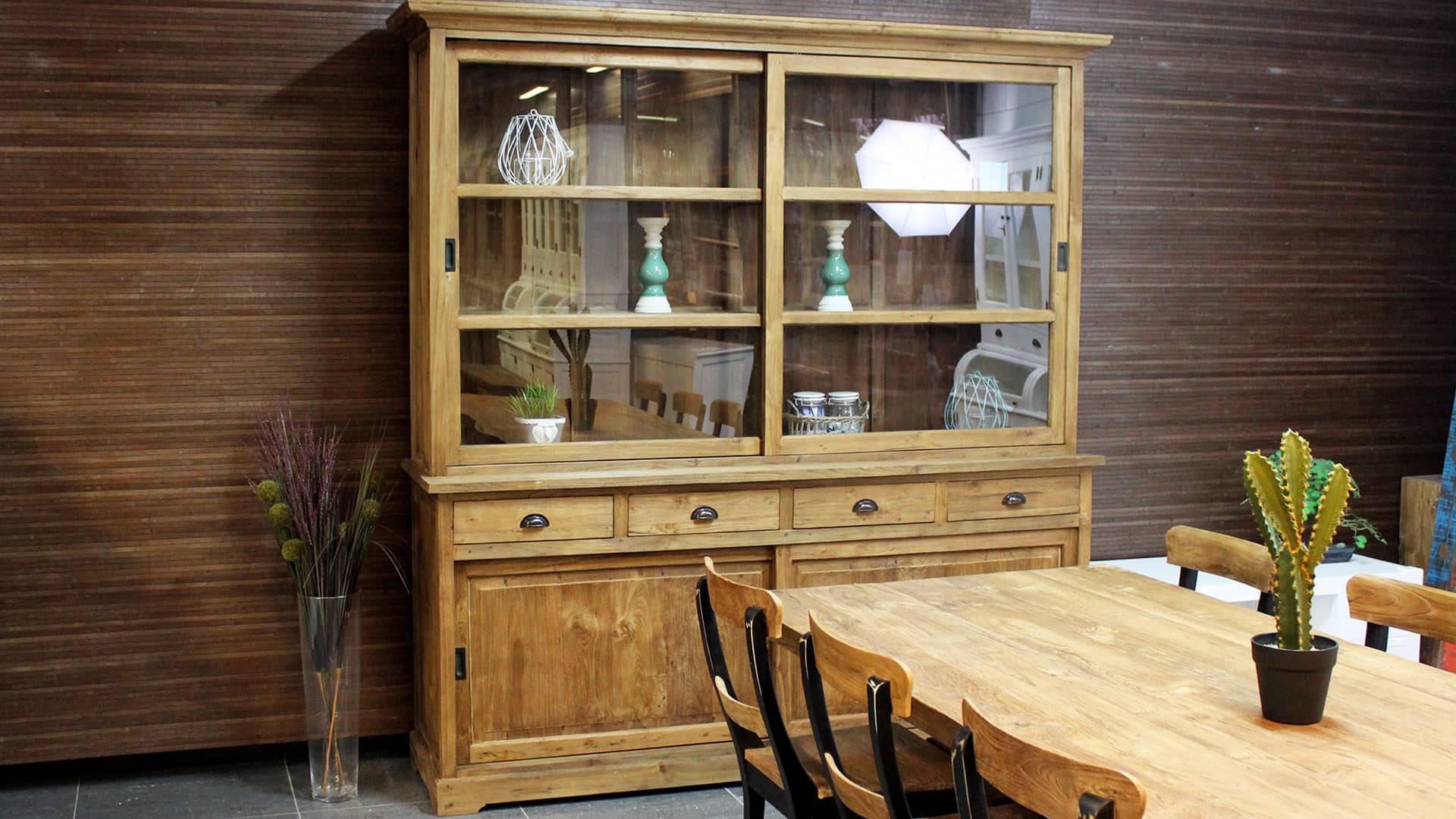 Landelijke kast in geborsteld oud teakhout met schuifdeuren.