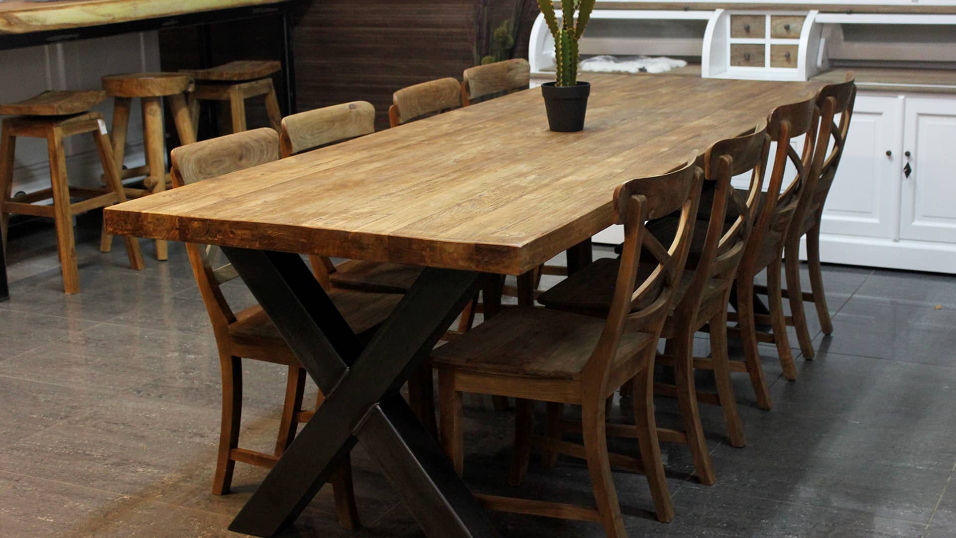 Landelijke teak eetkamerstoelen met design tafel in teak en metaal.