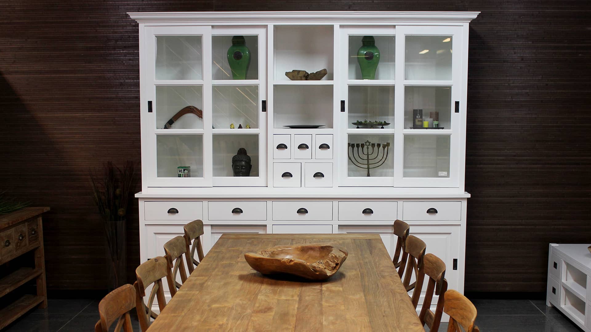 Witte landelijke winkelkasten met veel opbergruimte.