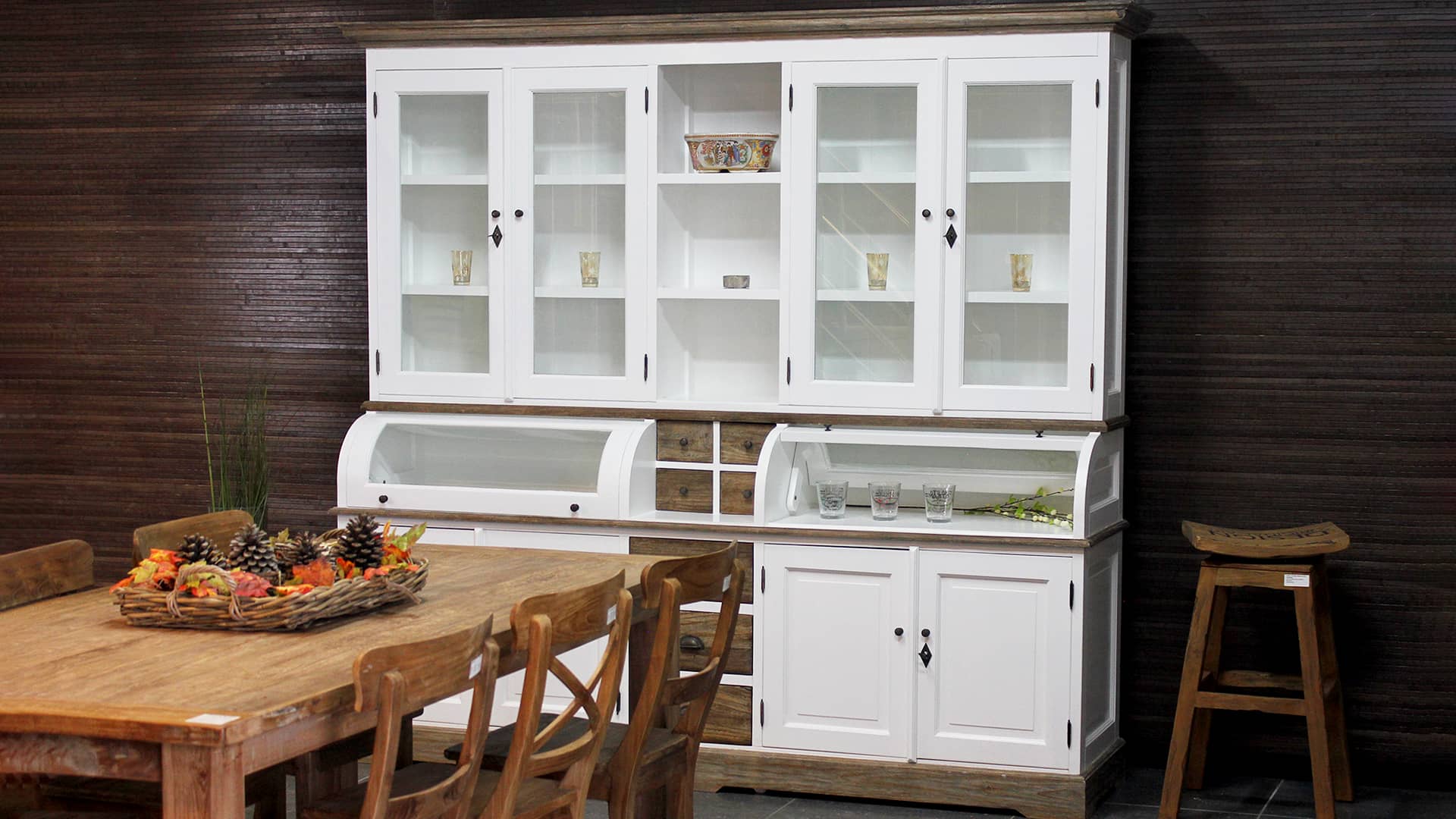 Witte kast in landelijke stijl met grutters kleppen.