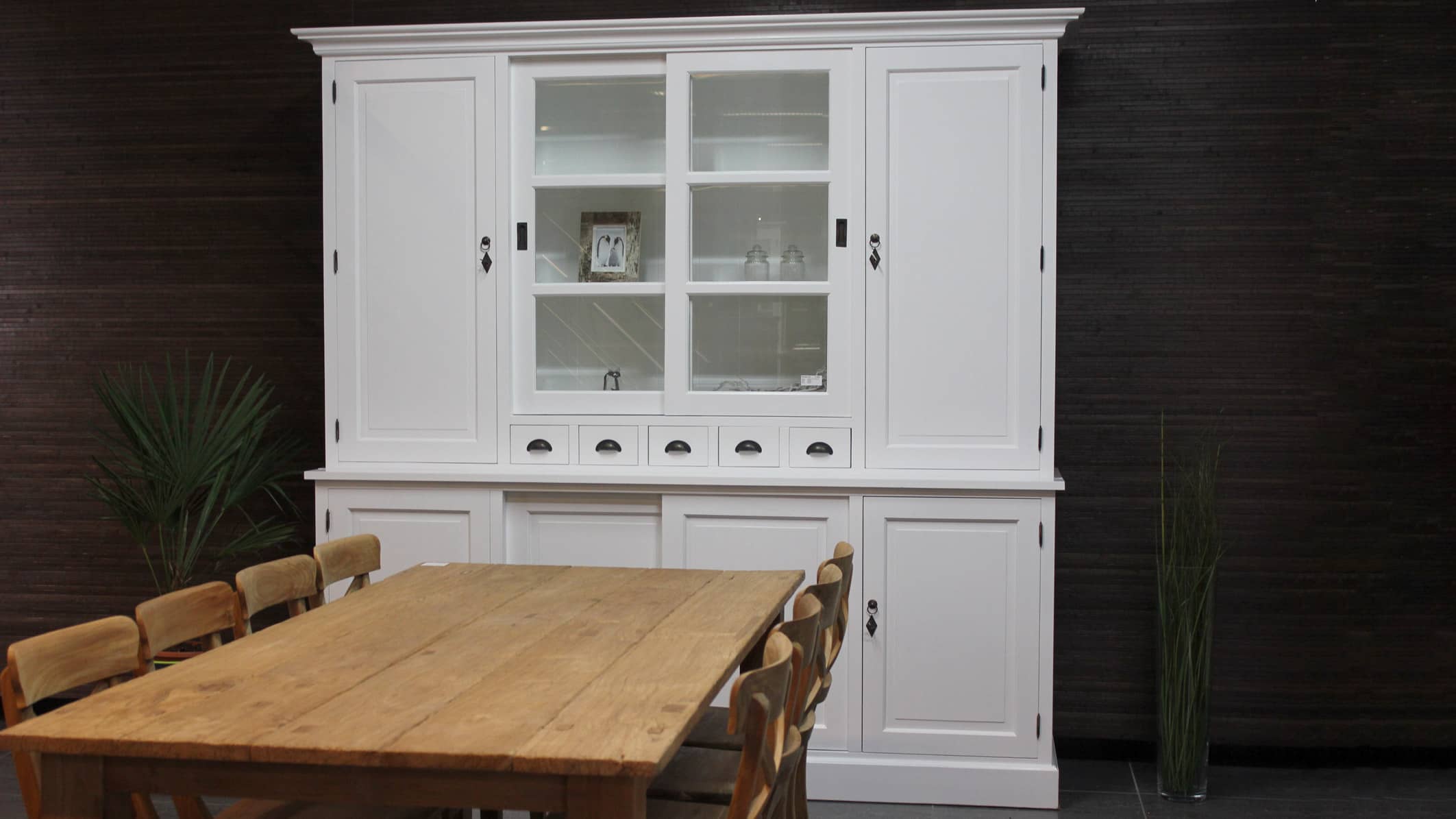 Witte landelijke kast, groot formaat buffetkast.