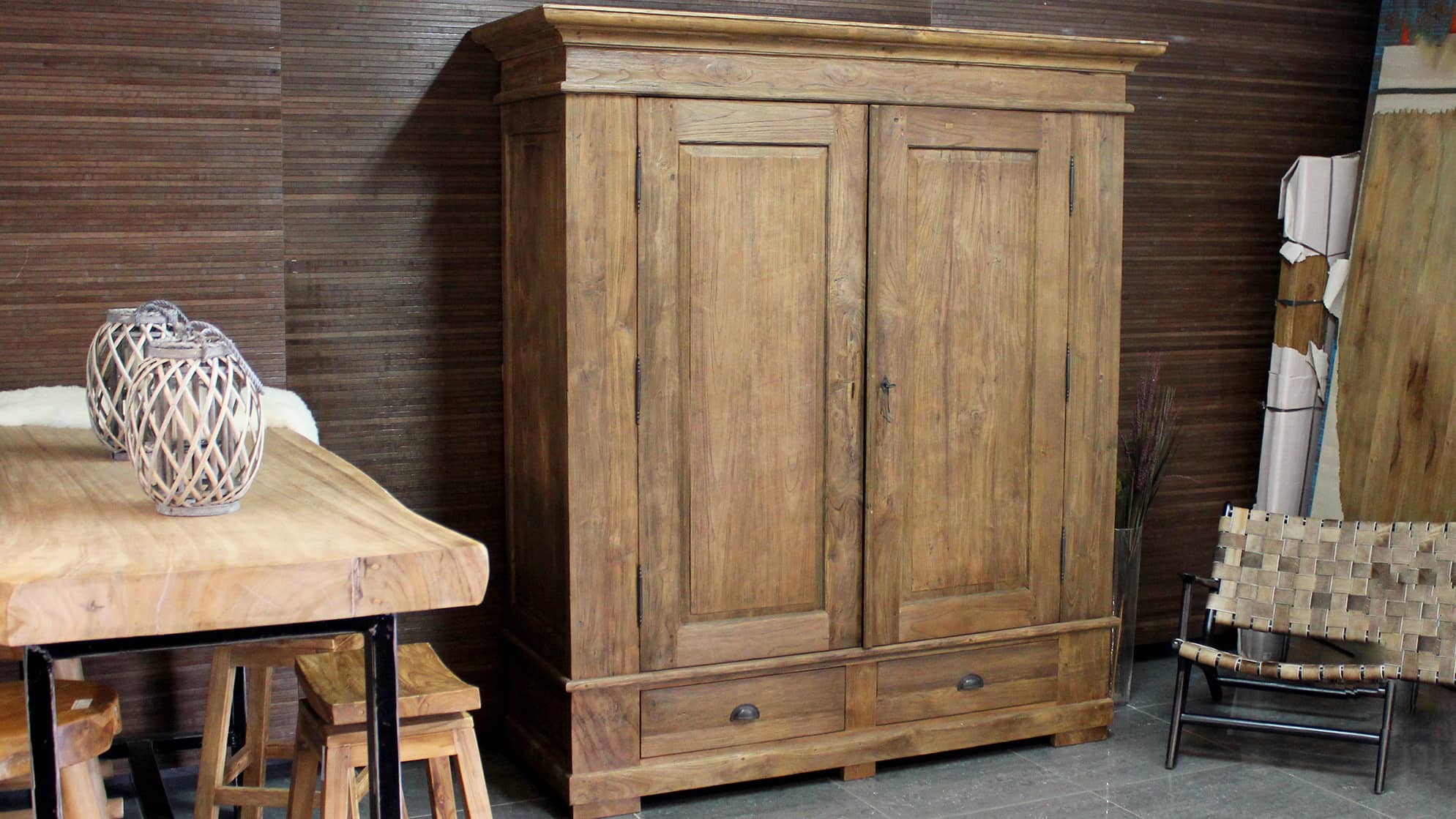 Landelijke dichte kast in massief oud teakhout.
