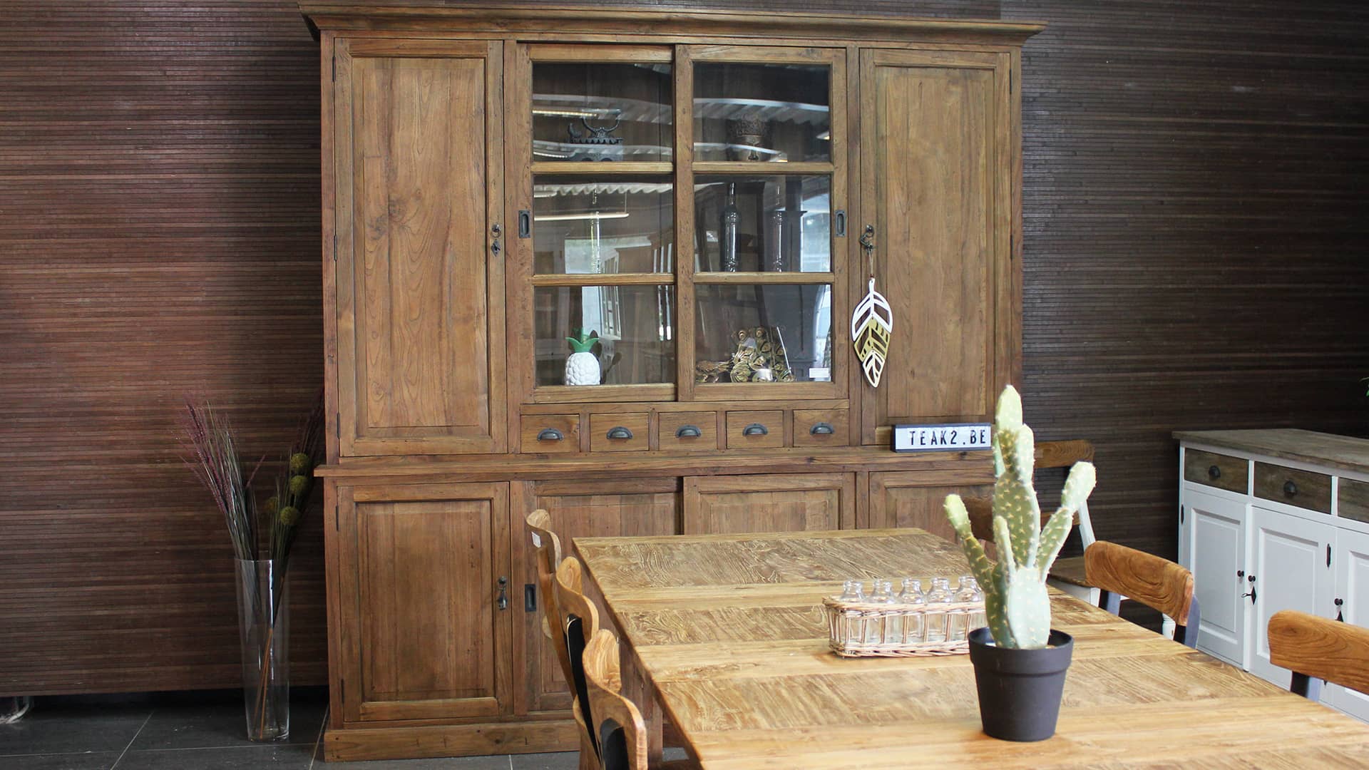 Landelijke massieve kast met vitrine en dichte deuren in oud teak.