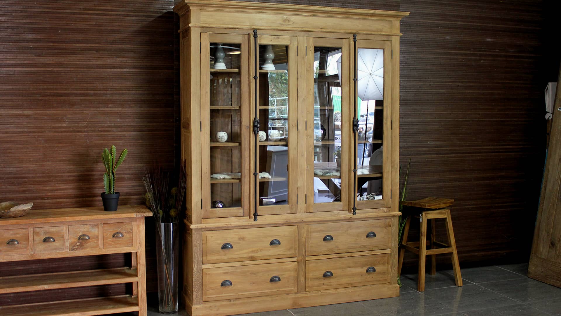Teakhouten landelijke vitrinekast met veel glas, Belgische kasten.