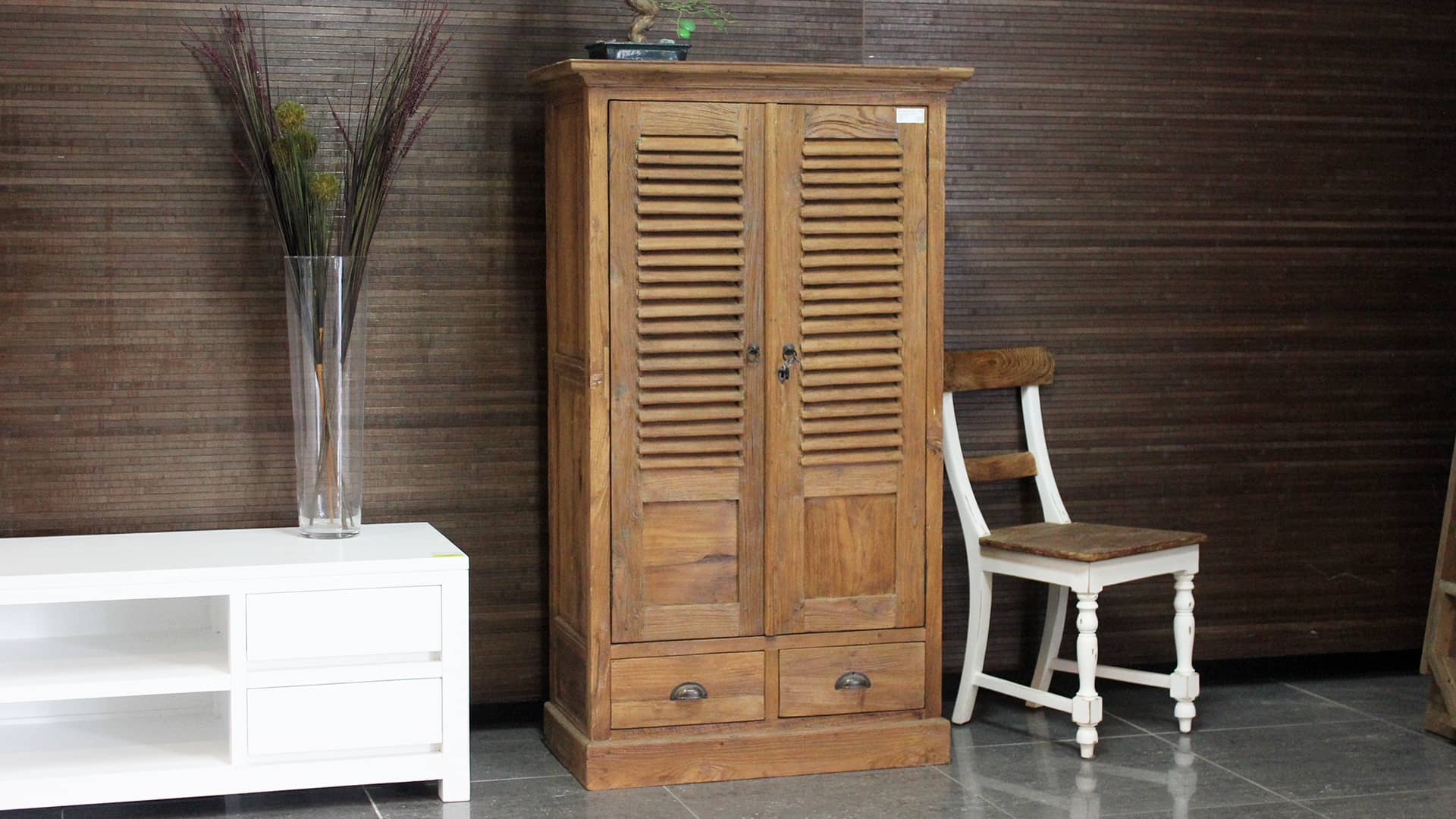 Kleine landelijke wandkast uit Indonesië, hoekkastje in Oosterse stijl.