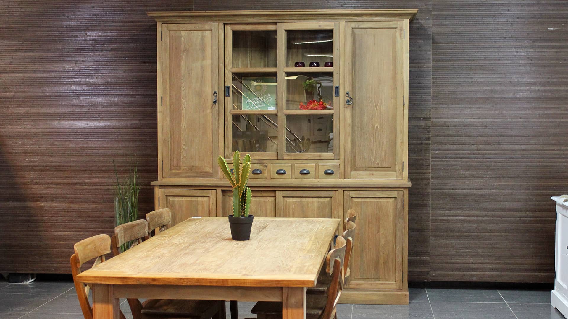 Ruime teak buffetkast voor een landelijk interieur, Houten kast met veel opbergruimte.