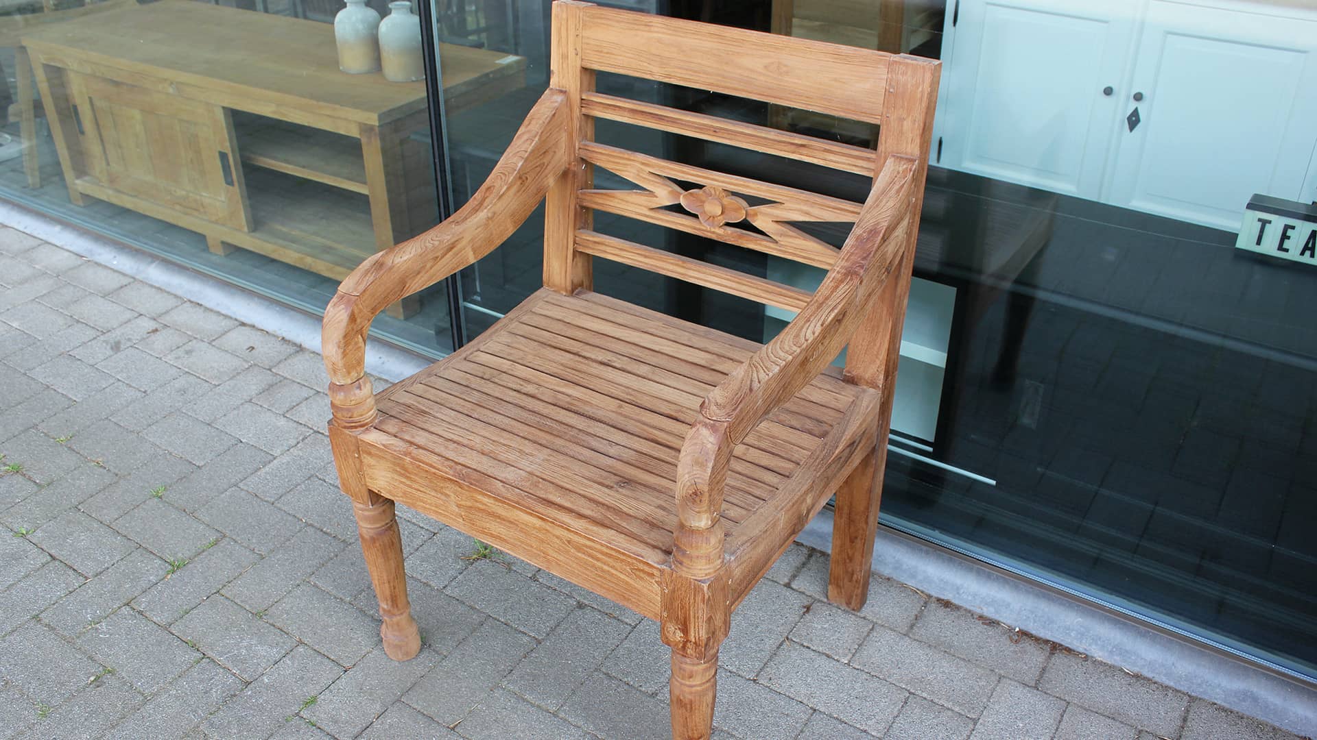 Landelijke teakhouten stationsstoel, massieve constructie.