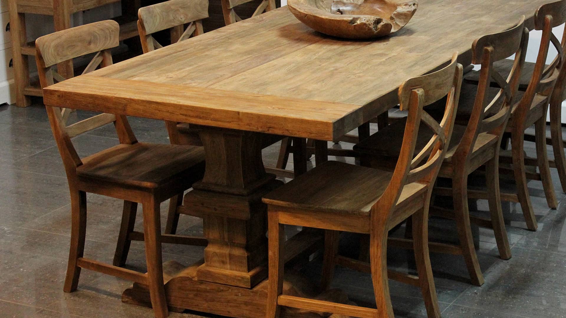 Landelijke tafel met massieve houten poot.