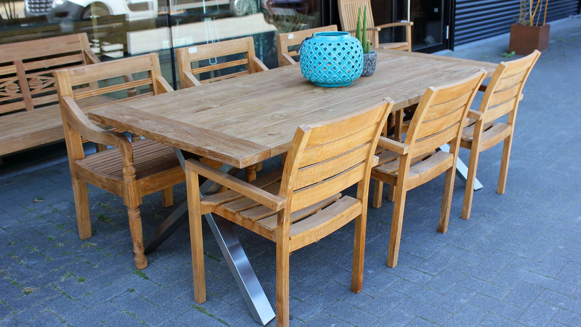 Landelijke tuinstoelen teak met moderne design tuintafel teak.